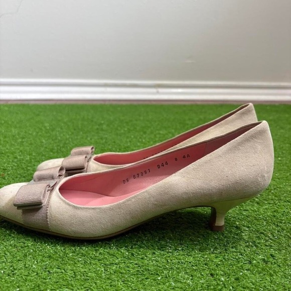 Vintage Salvatore Ferragamo Women's 8 Narrow Cream Pink Bow‎ Flat Heel Pump - Picture 3 of 8